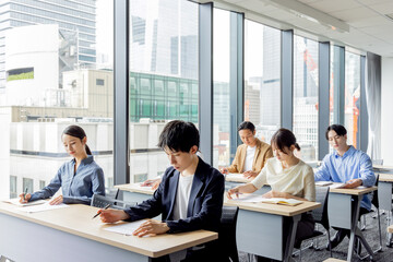 試験を受ける人々