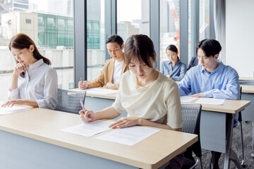 試験を受ける人々