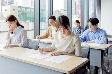 試験を受ける人々