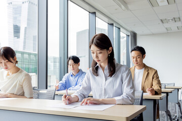 試験を受ける人々