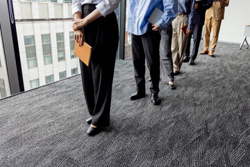 列に並ぶ人達　足元