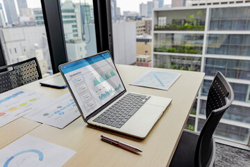 ノートパソコンとビジネス資料