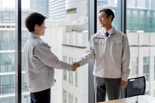 握手をする建設作業員 - Powered by Adobe