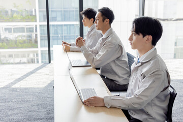 研修を受ける作業着を着たビジネスパーソン