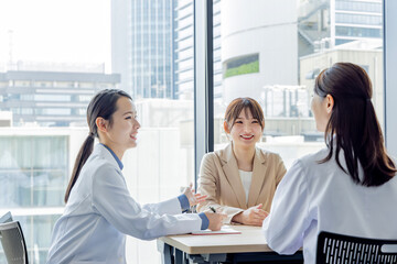 ビジネス　病院　医師　研究　MR 打合せ　商談