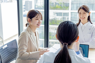 Fototapeta premium ビジネス 病院 医師 研究 MR 打合せ 商談