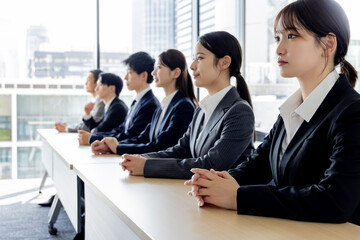 セミナーに参加するビジネスマン男女