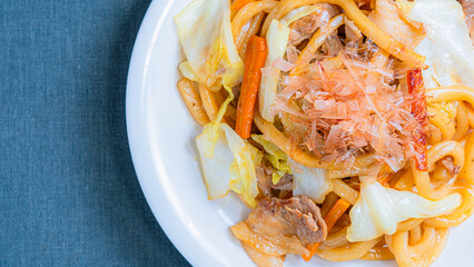 白い皿に盛り付けた焼きうどん