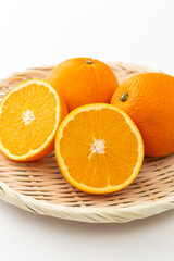 笊に入ったオレンジ　白バック