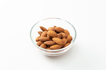 器に入ったアーモンド　白バック
