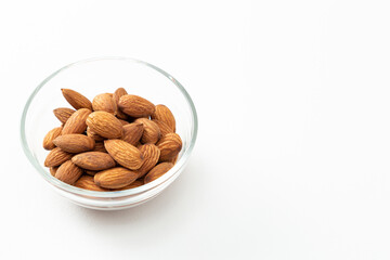 器に入ったアーモンド　白バック