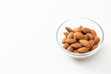 ガラスの器に入ったアーモンド　白バック