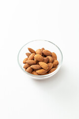 皿に入ったアーモンド　白バック