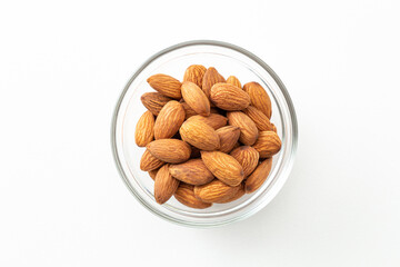皿に盛られたアーモンド　白バック