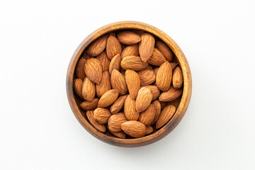 器に入ったアーモンド　白バック