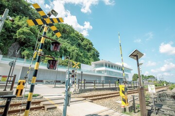 高岡市、雨晴海岸の義経岩踏切