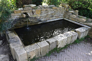 Fontaine de pierre avec grand bassin