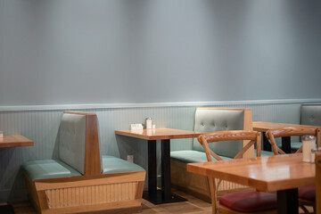 青を基調とした落ち着いた内装のレストランのテーブルとソファ席