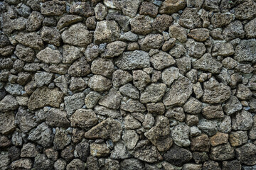 촘촘하고 단단하게 잘 쌓아 올린 돌벽 정면 