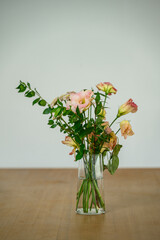 테이블 위에 놓여진 꽃병 속 꽃들