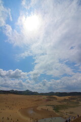 雄大な大空と広がる砂丘の風景