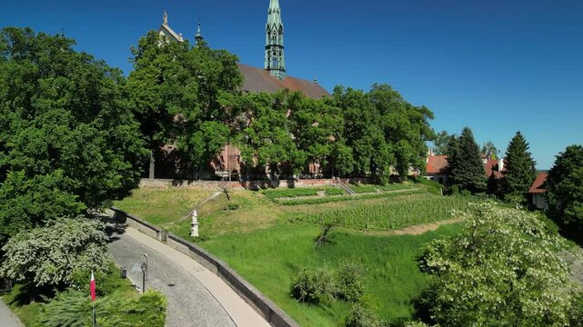 Sandomierz - Polska - piękne miasto z zamkiem kr&oacute;lewskim nagrane dronem