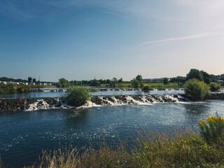 Fluss mit Stufenwehren
