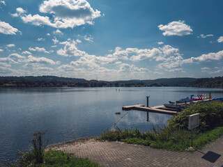 Bunte Tretboote am See