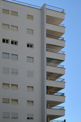 Fassaden mit Balkonen in Comarruga, Spanien