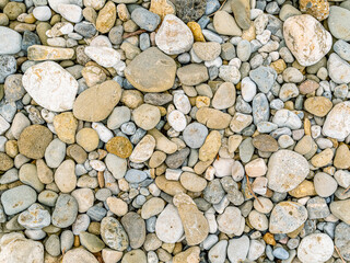 Nahaufnahme von Steinen und Kiesel am Strand als Hintergrund