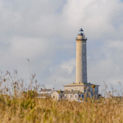 Le phare de l'&icirc;le de Batz dans le nord Finist&egrave;re, en Bretagne. Au pied du phare, les anciens logements des gardiens.
