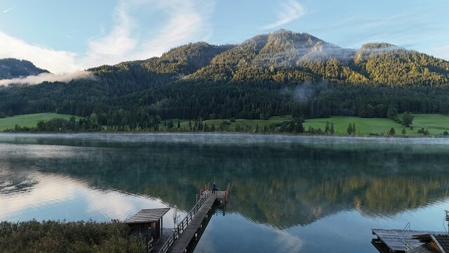 der Wei&szlig;ensee am Morgen mit glatter Wasserfl&auml;che, K&auml;rnten