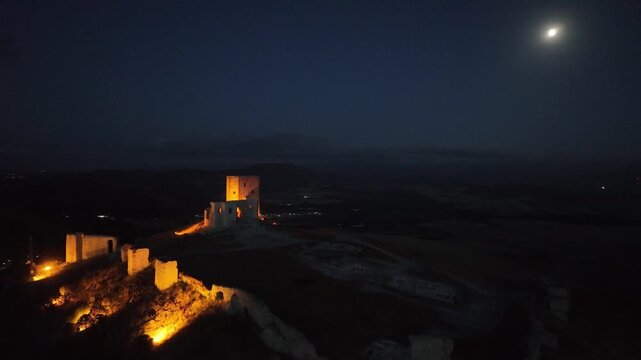 la noche en el hermoso castillo de la estrella en Teba, M&aacute;laga