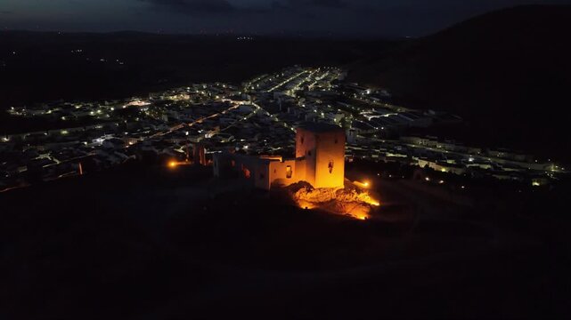 la noche en el hermoso castillo de la estrella en Teba, M&aacute;laga