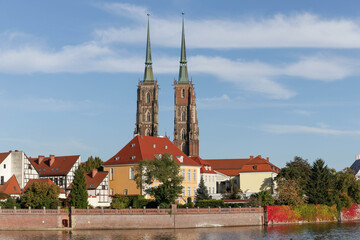Obraz premium Wroclaw, Poland -10/21/2023: Wroclaw during a beautiful Autumn Afternoon