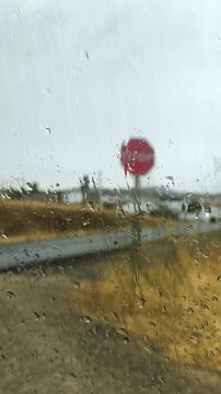 Lluvia en carretera peligro