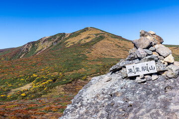 Fototapeta premium 秋色に染まる 栗駒山の絶景