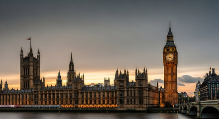 Fototapeta premium Iconic Houses of Parliament and Big Ben at Sunset on the River Thames London