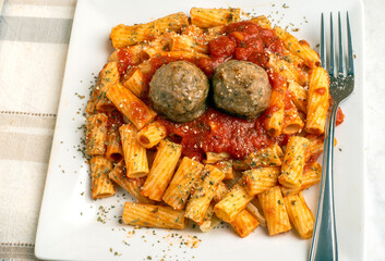  rigatoni  with pasta sauce and meatballs