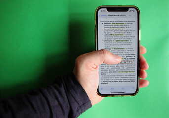 Móvil con documento de texto, letras y palabras en la pantalla del teléfono con fondo verde