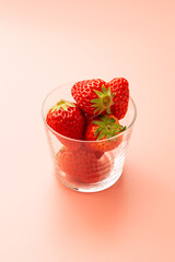 ガラスの器に入ったいちご　ピンク背景