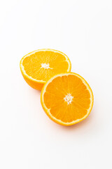 半分にカットしたオレンジ　白バック