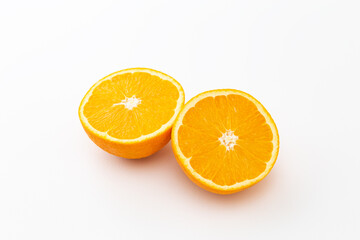 半分に切ったオレンジ　白バック