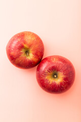 りんご　ピンク背景