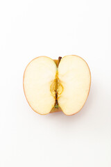 半分に切ったりんごの断面　白バック