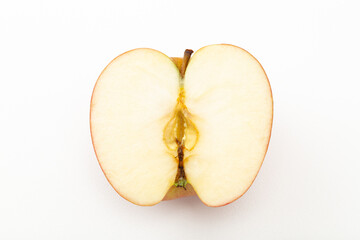 半分に切ったりんごの断面　白バック