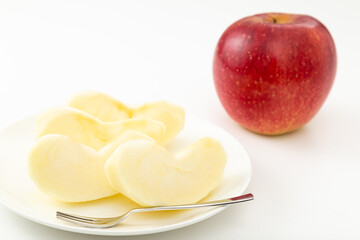 カットしたりんご　白バック
