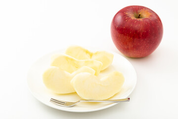 カットしたりんご　白バック