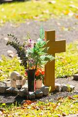 Ein Grab mit Holzkreuz