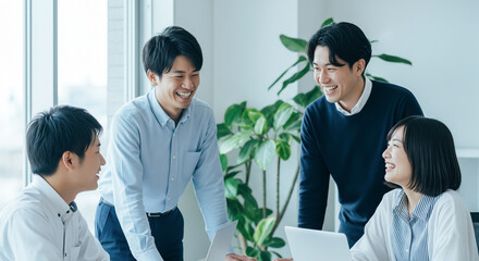 オフィスで打ち合わせをする日本人ビジネスチーム